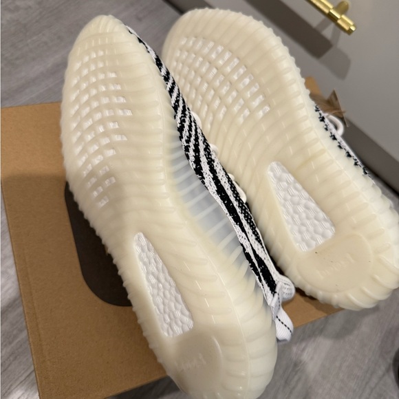 Authentic Yeezy zebra sneakers size 6.5 brand new - Picture 7 of 8